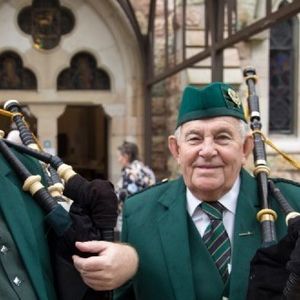 Traditional Irish bagpiper who played for Archbishop Mannix leads entrance hymn on St Patrick's Day