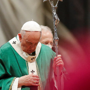 Church needs to walk with others and listen to them like Jesus did, pope says