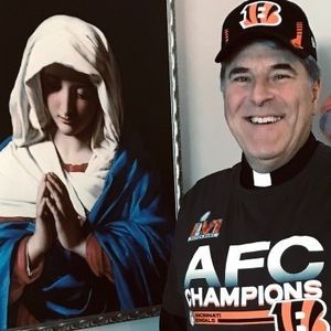 Cincinnati priest prays for Super Bowl victory