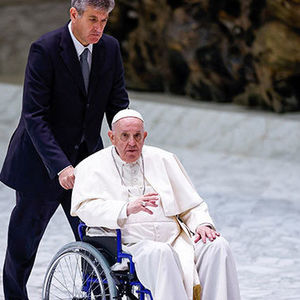Pope uses wheelchair for first time in public